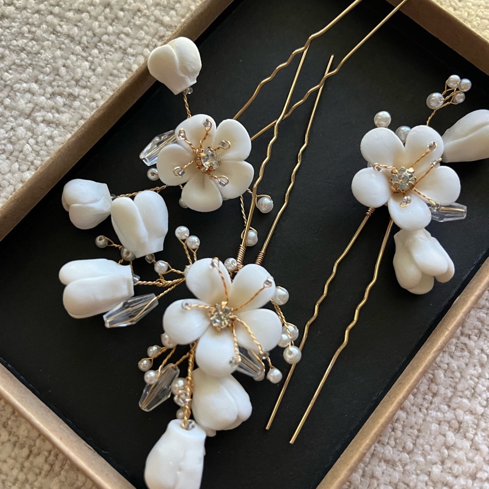 Elegant White Floral Hair Pins